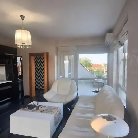 Ahinora Апартамент *